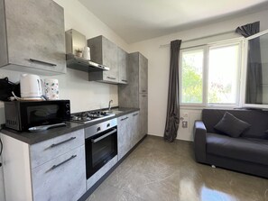 Frigorifero, forno, piano cottura, tostapane