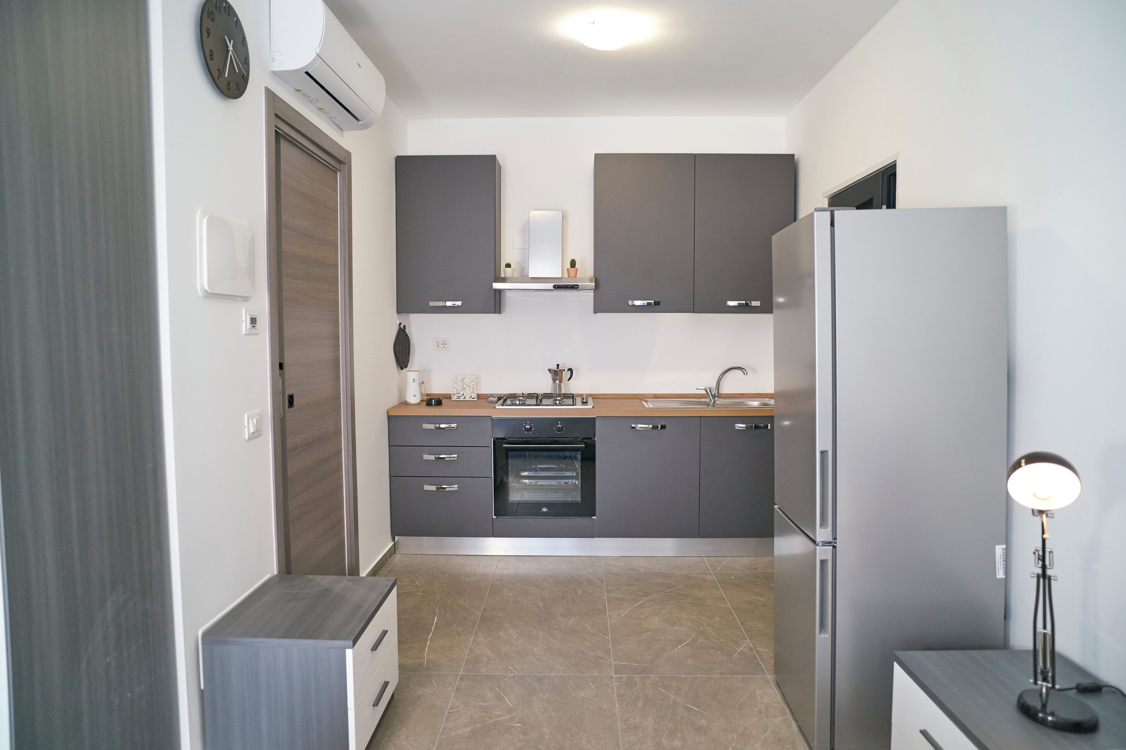 Frigorifero, forno, piano cottura, tostapane