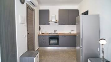 Frigorifero, forno, piano cottura, tostapane