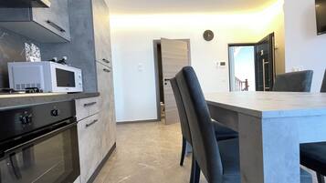 Kühlschrank, Ofen, Herdplatte, Kochgeschirr/Geschirr/Besteck