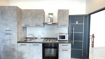 KĂŒhlschrank, Ofen, Herdplatte, Kochgeschirr/Geschirr/Besteck