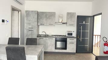 Frigorifero, forno, piano cottura, pentole/stoviglie/utensili