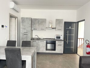 Geladeira, fogão, cooktop, talheres/pratos/utensílios de cozinha