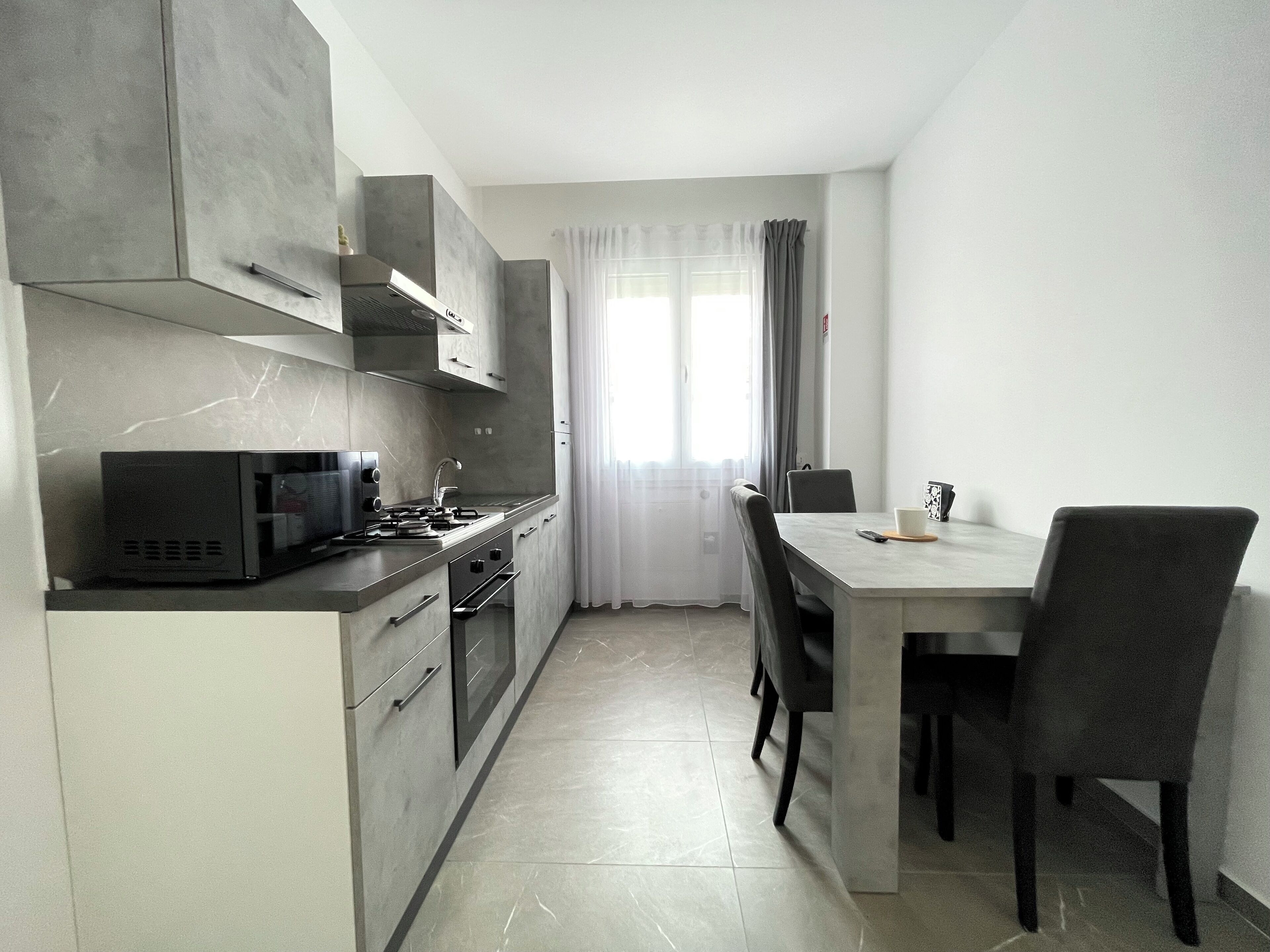 Frigorifero, forno, piano cottura, tostapane