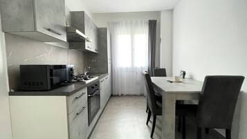 Frigorifero, forno, piano cottura, tostapane