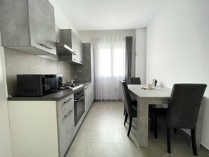 Geladeira, fogão, cooktop, torradeira