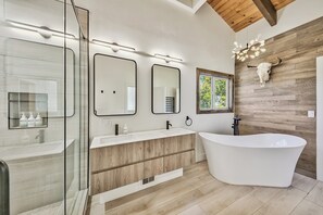 Een douche, een haardroger, handdoeken