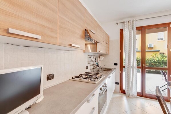 Fridge, microwave, oven, stovetop