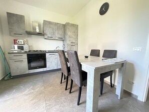 Réfrigérateur, un four, surface de cuisson, grille-pain