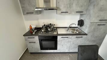 Frigorifero, forno, piano cottura, tostapane