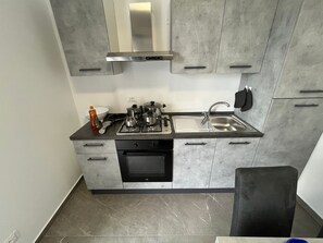 Réfrigérateur, un four, surface de cuisson, grille-pain