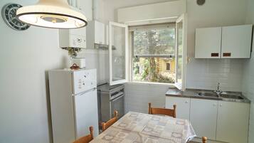 Frigorifero, microonde, forno, piano cottura