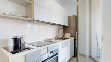 Frigorifero, microonde, forno, piano cottura