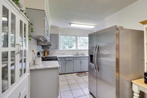 House (4 Bedrooms) | Interior - Valdosta Home: Bar, Bbq, Fire Pit + More! (Valdosta)