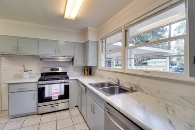 Valdosta Home: Bar, Bbq, Fire Pit + More!