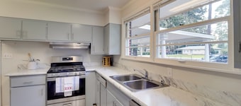 Valdosta Home: Bar, Bbq, Fire Pit + More!