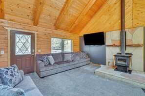 House (3 Bedrooms) | Interior - Alpine Cabin w/ Deck: 3 Mi to Luna Lake! (Alpine)