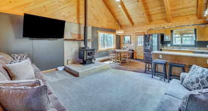 Alpine Cabin w/ Deck: 3 Mi to Luna Lake!