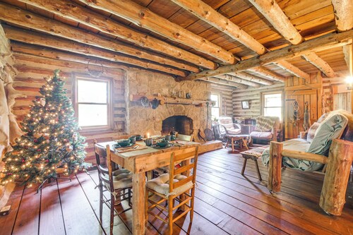 1800s Romantic Cabin! Fireplace + 3 Jacuzzi Tubs