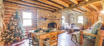 1800s Romantic Cabin! Fireplace + 3 Jacuzzi Tubs