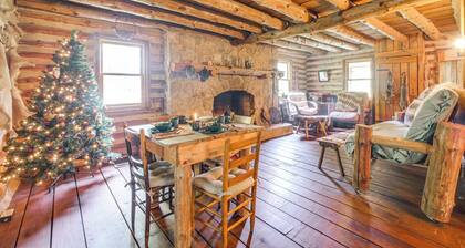 1800s Romantic Cabin! Fireplace + 3 Jacuzzi Tubs