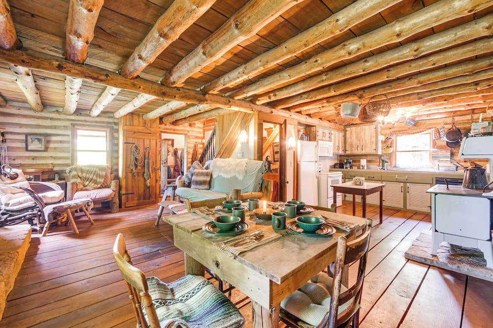 1800s Romantic Cabin! Fireplace + 3 Jacuzzi Tubs - Marlboro Township, OH