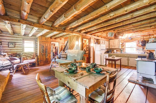 1800s Romantic Cabin! Fireplace + 3 Jacuzzi Tubs