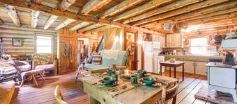 1800s Romantic Cabin! Fireplace + 3 Jacuzzi Tubs