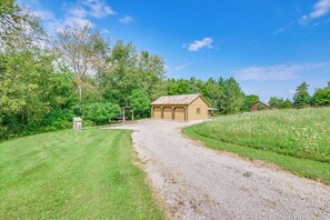 Interior - 1800s Romantic Cabin! Fireplace + 3 Jacuzzi Tubs (Paris)
