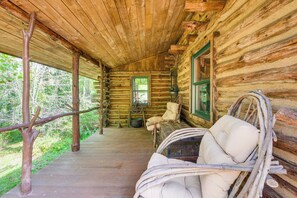 House (2 Bedrooms) | Interior - Handcrafted Log Cabin on 3 Acres: 14 Mi to Canton (Paris)