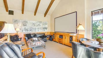 House (5 Bedrooms) | Interior