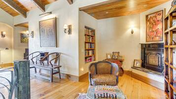 House (5 Bedrooms) | Interior