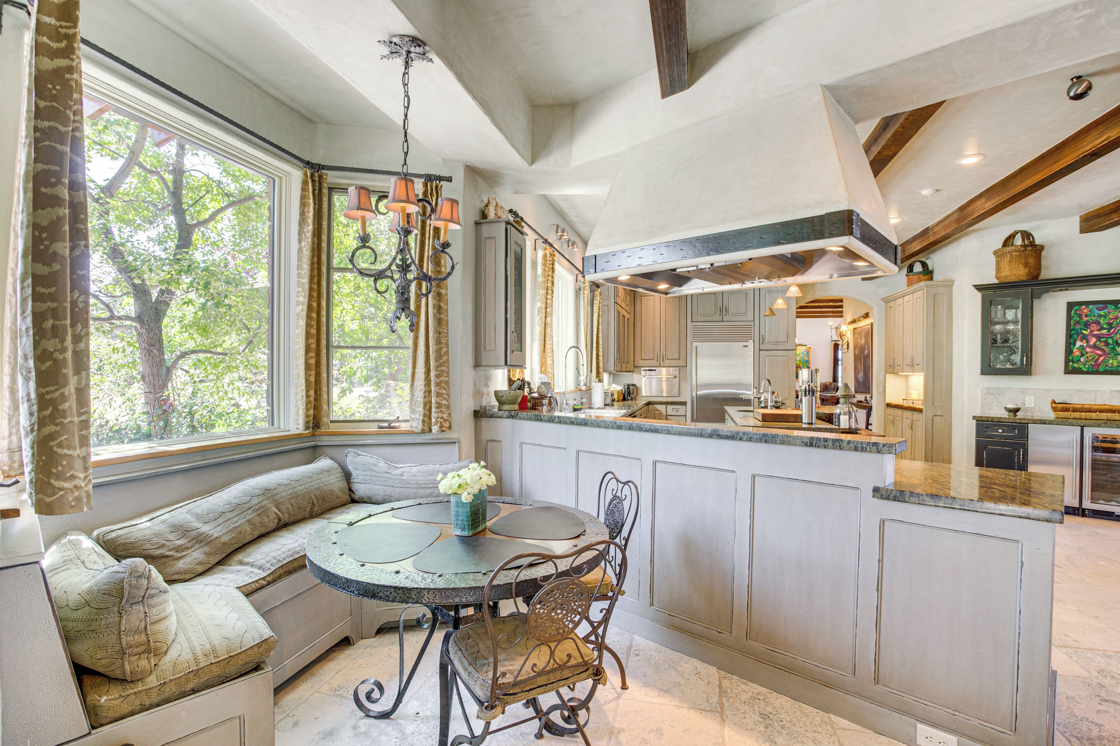 House (5 Bedrooms) | Interior