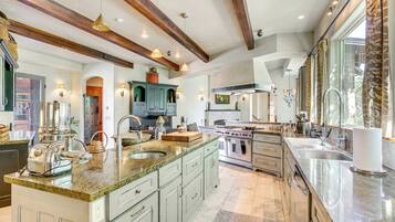 House (5 Bedrooms) | Interior