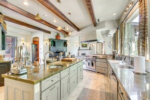 House (5 Bedrooms) | Interior