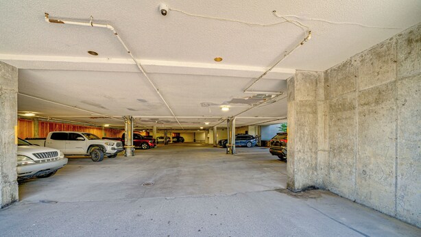 Eine mehrstöckige Parkgarage mit Betonwänden und flacher Decke.