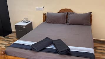 Biancheria da letto ipoallergenica, una scrivania, insonorizzazione