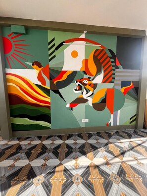 A wall with abstract art and a patterned floor. - Le'SAP Beach Resort (Vanur)