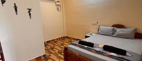 Roba de llit hipoal·lergògena, escriptori i habitacions insonoritzades