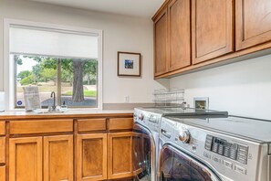 House (5 Bedrooms) | Interior