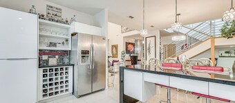 Covered Patio & Grill: Colorful Mcallen Home