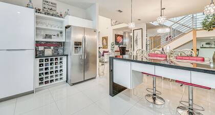 Covered Patio & Grill: Colorful Mcallen Home