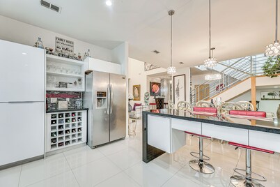 Covered Patio & Grill: Colorful Mcallen Home