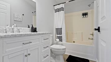 Secador de pelo, toallas, jabón y champú