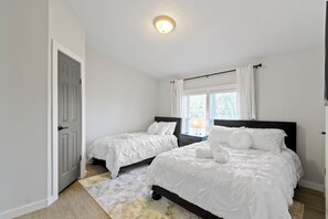 2 chambres, fer et planche à repasser, Wi-Fi, draps fournis