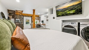 1 bedroom, desk, iron/ironing board, WiFi (free)
