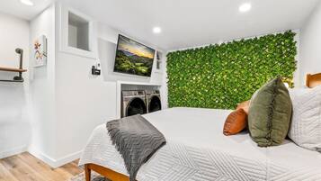 1 bedroom, desk, iron/ironing board, WiFi (free)