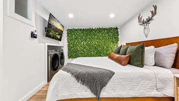 1 bedroom, desk, iron/ironing board, WiFi (free)