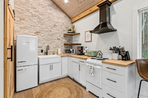 Wasserkocher mit Kaffee-/Teezubehör, Kühlschrank, Mikrowelle, Ofen