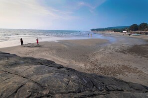 On the beach, white sand, beach towels, beach bar - Royale Amata By the Beach (Morjim)